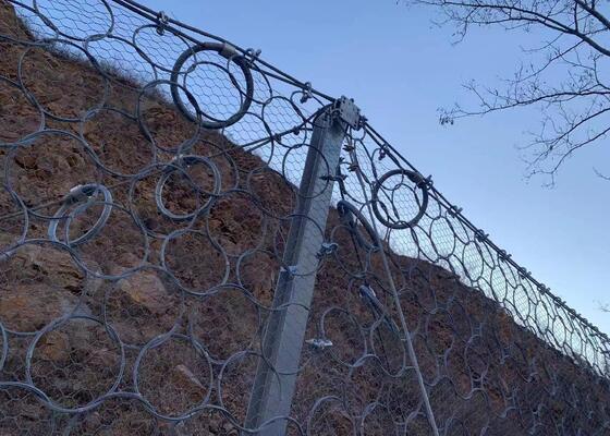 Esnek Kaya Çökme Koruma Ağı, yamaçlarda ve yollarda kaya düşme tehlikelerini en aza indirmek için bariyer çözümleri sağlar