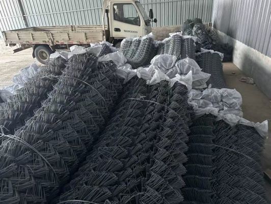 Esnek Kaya Çökme Koruma Ağı, yamaçlarda ve yollarda kaya düşme tehlikelerini en aza indirmek için bariyer çözümleri sağlar